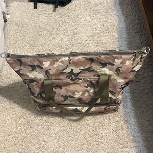 Lo and sons camo wknd tote.  Like new … used 2 times.